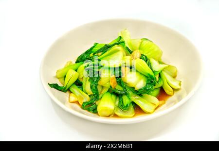 Gemüsemenü, gebratenes Bok Choy Gemüse mit Austernsauce ohne Fleisch. Nahaufnahme von Lebensmitteln auf weißem Hintergrund. Stockfoto