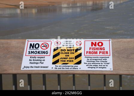 Ein Schild auf dem viktorianischen Pier in Hastings in East Sussex, England, das die Regeln und Vorschriften für das Gebäude enthält. Stockfoto