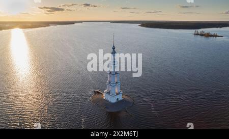 Der überflutete Glockenturm von St. Nikolaus-Kathedrale in der Stadt Kalyazin Stockfoto