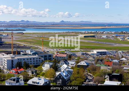 Reykjavik, Island, 14.05.22. Reykjavik City Inlandflughafen (RKV), Luftaufnahme mit Start- und Landebahnen, Terminalgebäude, Flughafeninfrastruktur. Stockfoto