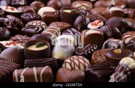 Mischen Sie Schokoladenbonbons und andere Süßfleisch, Dessert Food Hintergrund Stockfoto