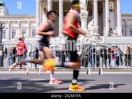 Die Läufer passieren das Parlamentsgebäude beim Vienna City Marathon 2024 am 21. April 2024 in Wien. , . Quelle: APA-PictureDesk/Alamy Live News Stockfoto
