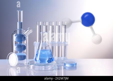 Laborglas und Molekülmodell auf farbigem Hintergrund Stockfoto