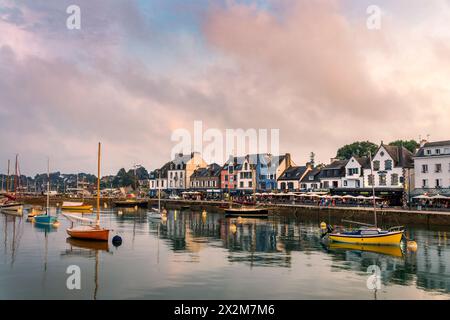 Farbenfroher Hafen von La Trinité sur Mer in der Bretagne, Morbihan, Frankreich Stockfoto