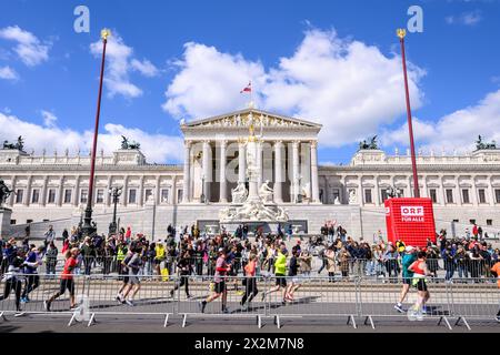 Die Läufer passieren das Parlamentsgebäude beim Vienna City Marathon 2024 am 21. April 2024 in Wien. - 20240421 PD4591 Stockfoto