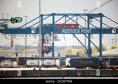 Der Umschlaghafen in Rostock. Rostock *** der Umschlagshafen Rostock Urheberrecht: FrankxHormannx/xnordlicht Stockfoto