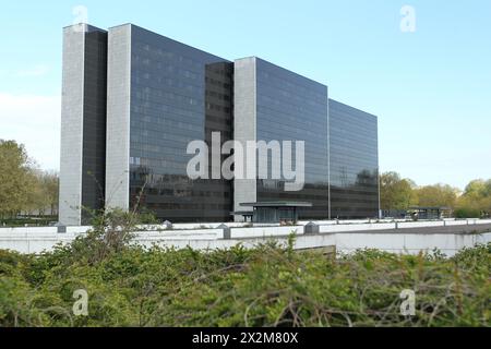 Das Arne Jacobsen Haus am Überseering 12 in der City Nord. Das Bürohochhaus wird neuer Standort vom Bezirksamt Hamburg-Nord. Der ursprüngliche Plan eines Neubaus am Wiesendamm in Barmbek wurde aus Kostengründen verworfen. Winterhude Hamburg *** das Arne Jacobsen Haus Überseering 12 in City Nord der Büroturm wird der neue Standort des Bezirksbüros Hamburg Nord sein der ursprüngliche Plan für einen Neubau am Wiesendamm in Barmbek wurde aus Kostengründen abgelehnt Winterhude Hamburg Stockfoto