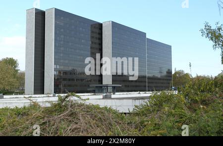 Das Arne Jacobsen Haus am Überseering 12 in der City Nord. Das Bürohochhaus wird neuer Standort vom Bezirksamt Hamburg-Nord. Der ursprüngliche Plan eines Neubaus am Wiesendamm in Barmbek wurde aus Kostengründen verworfen. Winterhude Hamburg *** das Arne Jacobsen Haus Überseering 12 in City Nord der Büroturm wird der neue Standort des Bezirksbüros Hamburg Nord sein der ursprüngliche Plan für einen Neubau am Wiesendamm in Barmbek wurde aus Kostengründen abgelehnt Winterhude Hamburg Stockfoto