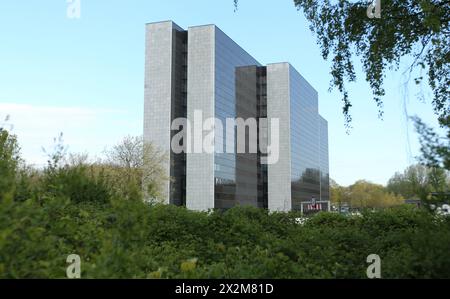 Das Arne Jacobsen Haus am Überseering 12 in der City Nord. Das Bürohochhaus wird neuer Standort vom Bezirksamt Hamburg-Nord. Der ursprüngliche Plan eines Neubaus am Wiesendamm in Barmbek wurde aus Kostengründen verworfen. Winterhude Hamburg *** das Arne Jacobsen Haus Überseering 12 in City Nord der Büroturm wird der neue Standort des Bezirksbüros Hamburg Nord sein der ursprüngliche Plan für einen Neubau am Wiesendamm in Barmbek wurde aus Kostengründen abgelehnt Winterhude Hamburg Stockfoto