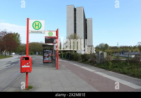 Das Arne Jacobsen Haus am Überseering 12 in der City Nord. Das Bürohochhaus wird neuer Standort vom Bezirksamt Hamburg-Nord. Der ursprüngliche Plan eines Neubaus am Wiesendamm in Barmbek wurde aus Kostengründen verworfen. Winterhude Hamburg *** das Arne Jacobsen Haus Überseering 12 in City Nord der Büroturm wird der neue Standort des Bezirksbüros Hamburg Nord sein der ursprüngliche Plan für einen Neubau am Wiesendamm in Barmbek wurde aus Kostengründen abgelehnt Winterhude Hamburg Stockfoto