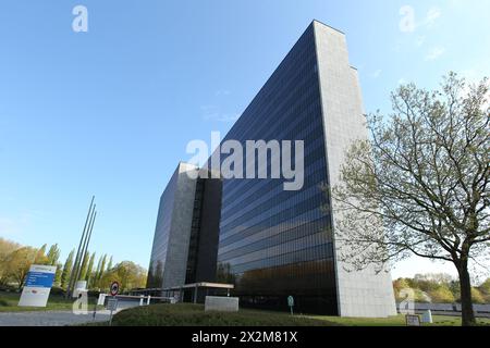 Das Arne Jacobsen Haus am Überseering 12 in der City Nord. Das Bürohochhaus wird neuer Standort vom Bezirksamt Hamburg-Nord. Der ursprüngliche Plan eines Neubaus am Wiesendamm in Barmbek wurde aus Kostengründen verworfen. Winterhude Hamburg *** das Arne Jacobsen Haus Überseering 12 in City Nord der Büroturm wird der neue Standort des Bezirksbüros Hamburg Nord sein der ursprüngliche Plan für einen Neubau am Wiesendamm in Barmbek wurde aus Kostengründen abgelehnt Winterhude Hamburg Stockfoto