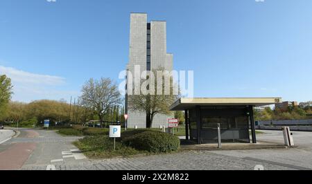 Das Arne Jacobsen Haus am Überseering 12 in der City Nord. Das Bürohochhaus wird neuer Standort vom Bezirksamt Hamburg-Nord. Der ursprüngliche Plan eines Neubaus am Wiesendamm in Barmbek wurde aus Kostengründen verworfen. Winterhude Hamburg *** das Arne Jacobsen Haus Überseering 12 in City Nord der Büroturm wird der neue Standort des Bezirksbüros Hamburg Nord sein der ursprüngliche Plan für einen Neubau am Wiesendamm in Barmbek wurde aus Kostengründen abgelehnt Winterhude Hamburg Stockfoto