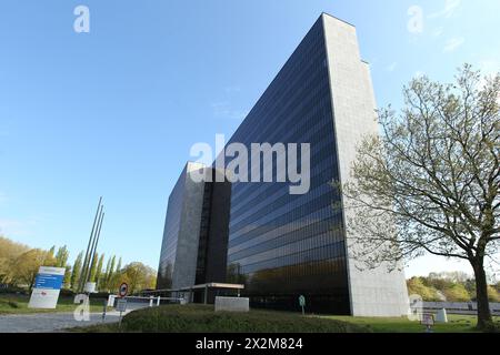 Das Arne Jacobsen Haus am Überseering 12 in der City Nord. Das Bürohochhaus wird neuer Standort vom Bezirksamt Hamburg-Nord. Der ursprüngliche Plan eines Neubaus am Wiesendamm in Barmbek wurde aus Kostengründen verworfen. Winterhude Hamburg *** das Arne Jacobsen Haus Überseering 12 in City Nord der Büroturm wird der neue Standort des Bezirksbüros Hamburg Nord sein der ursprüngliche Plan für einen Neubau am Wiesendamm in Barmbek wurde aus Kostengründen abgelehnt Winterhude Hamburg Stockfoto