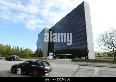 Das Arne Jacobsen Haus am Überseering 12 in der City Nord. Das Bürohochhaus wird neuer Standort vom Bezirksamt Hamburg-Nord. Der ursprüngliche Plan eines Neubaus am Wiesendamm in Barmbek wurde aus Kostengründen verworfen. Winterhude Hamburg *** das Arne Jacobsen Haus Überseering 12 in City Nord der Büroturm wird der neue Standort des Bezirksbüros Hamburg Nord sein der ursprüngliche Plan für einen Neubau am Wiesendamm in Barmbek wurde aus Kostengründen abgelehnt Winterhude Hamburg Stockfoto