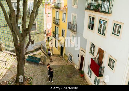 Picruresque Street im Alfama-Viertel der Altstadt von Lissabon. Portugal. Stockfoto