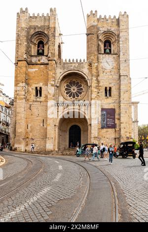 Romanische Fassade der Kathedrale von Lissabon, Lissabon, Portugal. Die Kathedrale Santa Maria Major ist die älteste Kirche der Stadt. Gebaut im Jahr 1147, die CA Stockfoto