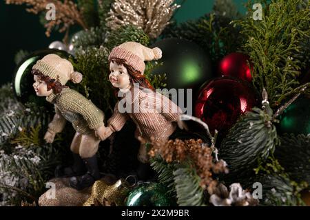 Figuren, die auf einem Weihnachtsbaum sitzen Stockfoto