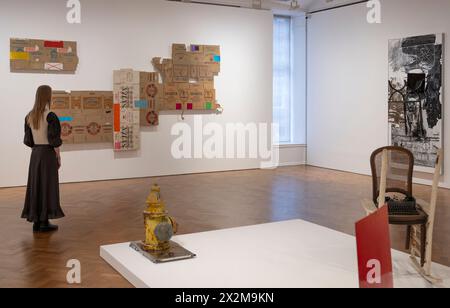 Thaddaeus Ropac, London, Großbritannien. April 2024. Zwischen 1984 und 1991 führte Robert Rauschenberg ein monumentales Kulturaustauschprogramm durch, um das gegenseitige Verständnis zwischen verschiedenen Kulturen durch künstlerischen Ausdruck zu fördern. Mit Werken direkt der Robert Rauschenberg Stiftung ist dies die erste Galerieerhebung, die das gesamte Projekt seit seinem Abschluss im Jahr 1991 abdeckt. Die Ausstellung umfasst Leinwände, Skulpturen, Papparbeiten, Neonlicht, Fotografien und Textilien, sowie ein Beispiel für Rauschenbergs früheste Metallgemälde. Bild: (Links) Night Post/ROCI Mex Stockfoto