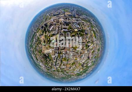 AUFZEICHNUNGSDATUM NICHT ANGEGEBEN Luftbild, Innenstadt City Ansicht mit dem Kennedyplatz und Außengastronomie mit roten Sonnenschirmen, Wohngebiet und Geschäftszentrum, Blick zum Hauptbahnhof Essen Hbf, Erdkugel, Fisheye Aufnahme, Fischaugen Aufnahme, 360 Grad Aufnahme, winzige Welt, kleiner Planet, Fischaugenbild, Stadtkern, Essen, Ruhrgebiet, Nordrhein-Westfalen, Deutschland ACHTUNGxMINDESTHONORARx60xEURO *** Luftansicht, Innenstadtblick mit Kennedyplatz und Outdoor-Gastronomie mit roten Sonnenschirmen, Wohngebiet und Business Center, Blick zum Essener Hauptbahnhof, Erdkugel, Fischaugenbild, Fischaugenbild, Stockfoto