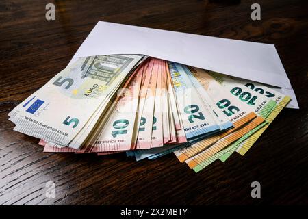 Umschlag voller Geld, Symbolfoto Gehaltstüte, Bestechlichkeit *** Umschlag voller Geld, symbolisches Fotozahlpaket, Bestechung Stockfoto