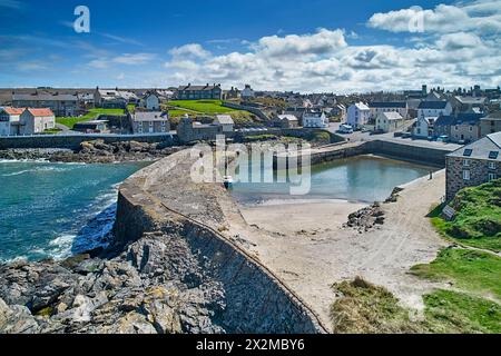 Portsoy Moray Firth Aberdeenshire Schottland die alten Hafenhäuser und der Sandstrand Stockfoto