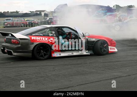 Während der Crewsade Drift Show in der Cinch Live Arena, auf der British Motor Show 2023, können Sie die Drift-Action in Szene setzen Stockfoto