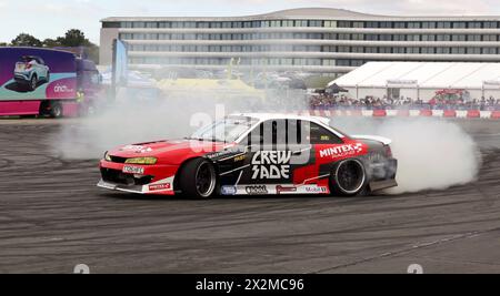 Während der Crewsade Drift Show in der Cinch Live Arena, auf der British Motor Show 2023, können Sie die Drift-Action in Szene setzen Stockfoto