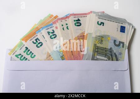 Umschlag voller Geld, Symbolfoto Gehaltstüte, Bestechlichkeit *** Umschlag voller Geld, symbolisches Fotozahlpaket, Bestechung Stockfoto