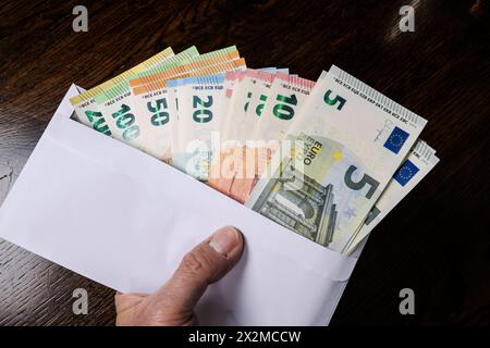 Umschlag voller Geld, Symbolfoto Gehaltstüte, Bestechlichkeit *** Umschlag voller Geld, symbolisches Fotozahlpaket, Bestechung Stockfoto