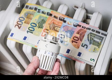 Symbolfoto Energiekosten, Heizkörper, Kühler, Thermostat, Geld, Euro *** Symbol Fotoenergiekosten, Heizkörper, Thermostat, Geld, Euro Stockfoto