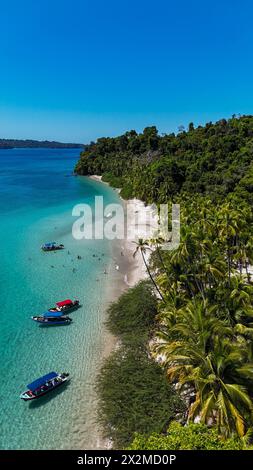 Farbenfrohe Boote vor einem paradiesischen Strand in der panamaischen Karibik Stockfoto