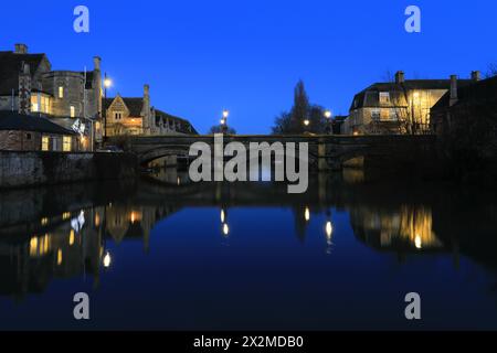 Abenddämmerung über die Steinstraße Brücke, Fluss Welland, Stamford Stadt; Lincolnshire; England; UK Stockfoto