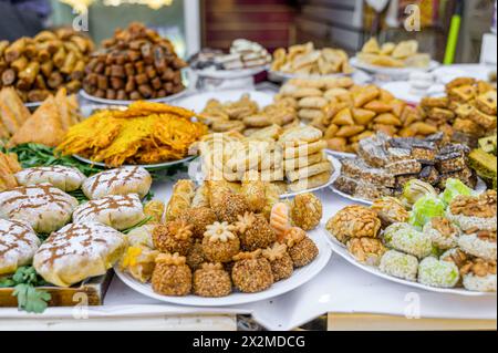 Eine lebhafte Auswahl an marokkanischen Süßigkeiten und Gebäck, mit einer Auswahl wie Baklava, Mandelkeksen und mit Honig überzogenen Leckereien. Stockfoto