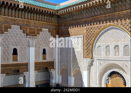 Komplexe islamische architektonische Details eines historischen Gebäudes in Marokko zeigen traditionelles maurisches Design und Kunsthandwerk. Stockfoto