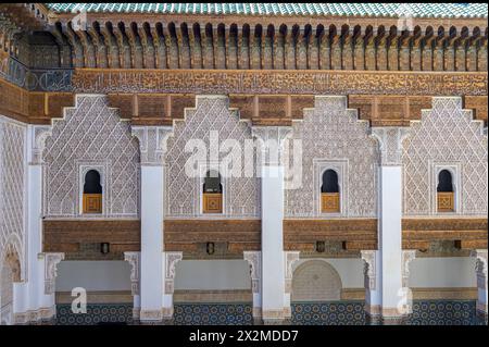 Ein exquisites Beispiel marokkanischer Architekturkunst in Fès mit kunstvollen Fliesen, geschnitztem Holz und traditionellem Design. Stockfoto