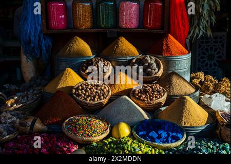 Ein lebhafter marokkanischer Gewürzmarkt mit einer Auswahl an Gewürzen und farbenfrohen Farben in traditionellen Körben bei warmem Sonnenlicht. Stockfoto