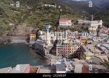 Blick aus der Vogelperspektive auf das farbenfrohe Küstendorf Vernazza, eingebettet in die zerklüftete Küstenregion Cinque Terre, zeigt den Charme der italienischen Riviera Stockfoto
