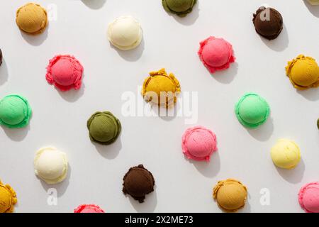 Verschiedene bunte Eiskugeln auf weißem Hintergrund Stockfoto
