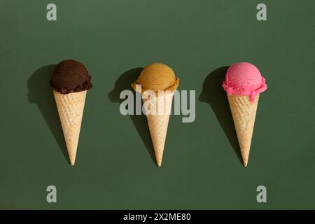 Buntes Sortiment an Eiskegeln auf grünem Hintergrund Stockfoto