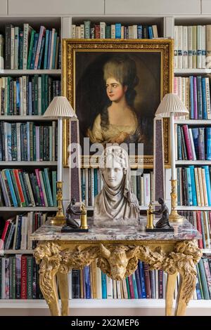 Gerahmtes Kunstwerk und Bücherregal in Chelsea Apartment, London, Großbritannien Stockfoto