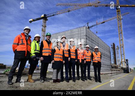 Elia CEO Transmission Belgium Frederic Dunon, Jan de Nul Dreddging CEO Julie de Nul, DEME CEO Luc Vandenbulcke, Energieminister Tinne Van der Straeten, Premierminister Alexander de Croo, Staatssekretär für Wissenschaftspolitik Thomas Dermine, Elia CEO ad-interim Catherine Vandenborre, Daan Schalck, CEO des Nordseehafens, und Bernard Gustin, Vorstandsvorsitzender von Lineas, posieren bei einem Besuch auf der Baustelle der Energieinsel „Prinses Elisabeth Eiland – Ile Princesse Elisabeth“ in der Nordsee in Vlissingen, Niederlande am Dienstag, den 23. April 2024. Die Insel wird eine Verbindung zwischen der Küste bilden Stockfoto