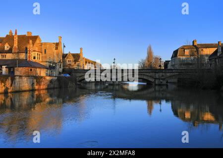 Abenddämmerung über die Steinstraße Brücke, Fluss Welland, Stamford Stadt; Lincolnshire; England; UK Stockfoto