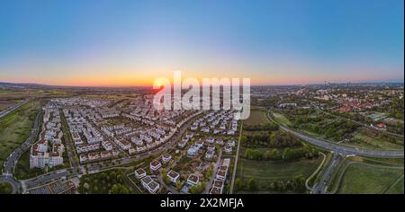 Sonnenaufgang über Frankfurt am Main die Sonne geht auf den im Nordwesten gelegenen Frankfurter Stadtteilen Riedberg und Niederursel. Luftbild mit einer Drohne Frankfurt am Main Riedberg Hessen Deutschland *** Sonnenaufgang über Frankfurt am Main die Sonne geht über den nordwestlichen Frankfurter Stadtteilen Riedberg und Niederursel auf Luftaufnahme mit Drohne Frankfurt am Main Riedberg Hessen Deutschland 2024-04-23 ffm riedberg niederursel Skyline 01 Stockfoto