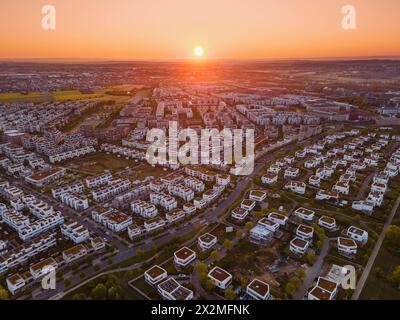 Sonnenaufgang über dem Frankfurter Stadtteil Riedberg die Sonne geht auf über dem Frankfurter Stadtteil Riedberg. Luftbild mit einer Drohne Frankfurt am Main Riedberg Hessen Deutschland *** Sonnenaufgang über dem Frankfurter Stadtteil Riedberg die Sonne geht über dem Frankfurter Stadtteil Riedberg auf Luftaufnahme mit Drohne Frankfurt am Main Riedberg Hessen Deutschland 2024-04-23 ffm riedberg sonnenaufgang 01 Stockfoto