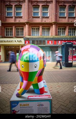 Elmer die Patchwork Elefanten Big Blackpool Parade zu Hilfe eines lokalen Kinderhospizes Stockfoto