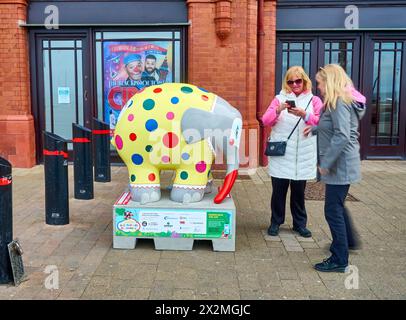 Elmer die Patchwork Elefanten Big Blackpool Parade zu Hilfe eines lokalen Kinderhospizes Stockfoto