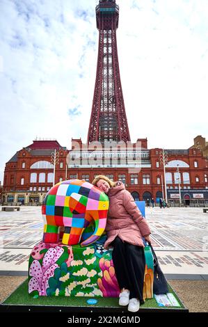 Elmer die Patchwork Elefanten Big Blackpool Parade zu Hilfe eines lokalen Kinderhospizes Stockfoto