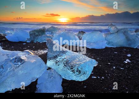 Geografie / Reise, Island, Austurland, Joekulsarlon, Eis am Diamond Beach, Sonnenuntergang, East Iceland, ADDITIONAL-RIGHTS-CLEARANCE-INFO-NOT-AVAILABLE Stockfoto