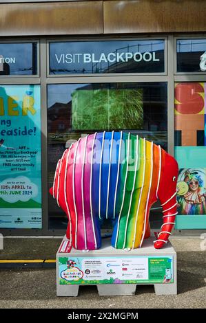 Elmer die Patchwork Elefanten Big Blackpool Parade zu Hilfe eines lokalen Kinderhospizes Stockfoto