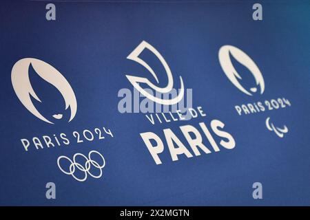 Dieses Foto zeigt die Logos der Olympischen und Paralympischen Spiele 2024 und der Stadt Paris während der Enthüllung des Festprogramms der Stadt für den kommenden Olympischen und Paralympischen Sommer am 23. April 2024 in Paris. Foto: Firas Abdullah/ABACAPRESS.COM Credit: Abaca Press/Alamy Live News Stockfoto